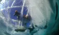 Un autobuz cu turiști chinezi s-a scufundat în Lacul Baikal după ce gheața s-a surpat sub el