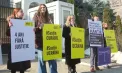 Cu pancarte în mâini, reprezentanții Amnesty Internațional Moldova, dar și alte persoane au protestat în fața Ambasadei a Rusiei: „O nedreptate și o batjocură” - VIDEO