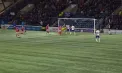 Fază de râs și de plâns în a doua ligă scoțiană: atacantul de la St. Johnstone ratează incredibil și apoi respinge mingea de pe linie din întâmplare - VIDEO
