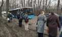 Un autobuz - blocat pe strada Muncești din cauza drumului. Pasagerii au fost nevoiți să coboare din transport și să meargă prin noroi - FOTO/VIDEO