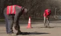 Șoseaua Muncești, din sectorul Botanica al capitalei a intrat în reparație parțială. Mai multe echipe de drumari au plombat gropile, care au distrus drumul - VIDEO
