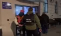 Un bărbat - suspectat de organizarea și întreținerea unei spelunci pentru consumul de droguri. Ce au găsit polițiștii în locuința sa din capitală - VIDEO