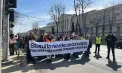 „Nu e dragoste, e ură”. Zeci de femei și bărbați participă la tradiționalul marș de 8 martie, în centrul Chișinăului - VIDEO 