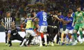 Bătaie ca în UFC în liga braziliană de fotbal. Scene ireale în finala dintre Cruzeiro și Atletico Mineiro, după ce portarul s-a urcat cu genunchii pe un adversar - VIDEO