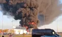 Incendiu puternic la o fabrică de polistiren într-un oraș din România: momentul în care norii uriași de fum negru se ridică deasupra zonei - VIDEO
