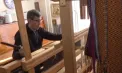O pasiune mai puțin obișnuită pentru un bărbat din Chișinău: și-a improvizat în apartamentul său un atelier de țesut la război - VIDEO