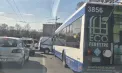 Un troleibuz și un automobil s-au lovit violent pe o stradă din capitală. Ambele mijloace de transport au fost avariate - VIDEO