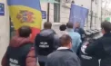 Șase bărbați - reținuți, după ce s-au dat drept angajați ai băncilor, poliției sau operatorilor de telecomunicații și au înșelat zeci de persoane. Cum s-a întâmplat totul - VIDEO