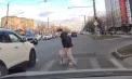 Momentul în care doi copii sunt la un pas să fie loviți pe trecerea de pietoni - surprins de o cameră de bord: Șoferul a frânat în ultima clipă - VIDEO