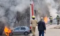 O mașină a luat foc într-o curte a unor blocuri din Chișinău. Momentul în care pompierii sting flăcările - surprins de martori - VIDEO
