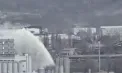 Un nou incident în capitală: O conductă veche s-a defectat și un jet puternic de apă a erupt în aer. Imagini surprinse de martori - VIDEO