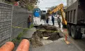O groapă imensă a apărut pe un trotuar din Chișinău: zona a fost izolată. Ce spun autoritățile - VIDEO