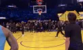 Farsă de 1 aprilie în NBA: un spectator a crezut că a câștigat 10.000 de dolari după o aruncare spectaculoasă, dar totul a fost o glumă - VIDEO