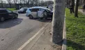 Accident grav pe o stradă din capitală. O femeie a ajuns la spital, după ce automobilul în care se afla s-a izbit într-un stâlp - FOTO/VIDEO