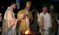Bisericile romano-catolice, neîncăpătoare pentru credincioșii veniți la slujba de Înviere. La Catedrala Providența Divină din capitală, oamenii au luat lumina sfântă și au sfințit bucatele pascale - VIDEO