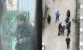 O femeie de 73 de ani, reținută de polițiști după ce a încercat să păcălească un bărbat de bani, la Sîngerei. Momentul când este prinsă în flagrant - VIDEO