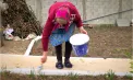 Tradiții vii înainte de Paște: în Corjova, Criuleni, oamenii spală, văruiesc și își pregătesc gospodăriile pentru întâmpinarea Învierii - VIDEO