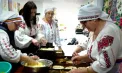 În Joia Mare, comunitățile rurale din Moldova se reunesc pentru a frământa aluatul, a coace pască și a vopsi ouă, păstrând vie tradiția culinară și spirituală - VIDEO