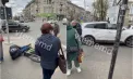 Un biciclist s-a lovit cu un automobil pe o stradă din capitală. Imagini surprinse de martori – VIDEO