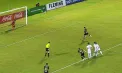 Un jucător din Paraguay a ratat un penalty, dar tot a înscris. Un adversar a fost ghinionistul fazei caraghioase - VIDEO