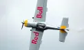 Performanță extremă marca Red Bull: pilotul italian Dario Costa a aterizat un avion pe un tren aflat în mișcare cu 120 km/h - VIDEO