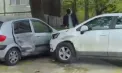 Două mașini au fost avariate după ce s-au lovit violent pe o stradă din capitală. Imagini surprinse de martori - VIDEO