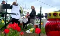 „Venim să ne aducem aminte de ei”: cu flori, lumânări și pomeni, oamenii din Chișinău au început deja pomenirea celor răposați la cimitirul Petricani - VIDEO