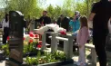 Pomeni, lacrimi și rugăciuni de Paștele Blajinilor: mii de oameni au venit la Cimitirul „Sfântul Lazăr” din Chișinău pentru a-și pomeni rudele: „E un obicei foarte frumos” - VIDEO