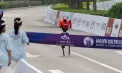 Competiție inedită la Beijing: peste 100 de roboți umanoizi au alergat într-un semimaraton alături de oameni, demonstrând progresele tehnologice - VIDEO