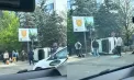 Accident matinal pe o stradă din capitală: o mașină s-a răsturnat, după ce s-a lovit cu un troleibuz. Imagini de la locul impactului - FOTO/VIDEO