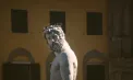 O turistă s-a urcat pe o statuie celebră din Florența: Femeia a provocat o pagubă de mii de euro