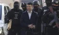 Îmbrăcat în costum și cu o geantă în mână, Bălan pornește spre Chișinău. Momentul în care iese din arestul central din România, sub escortă, pentru a fi extrădat în Moldova - FOTO/VIDEO
