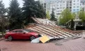 Trei mașini au fost avariate după ce acoperișul unei locuințe a fost smuls de vânt, la Rezina. Imagini de la locul incidentului - FOTO