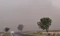 Rafalele puternice de vânt au făcut pagube și în țările vecine. Ucraina și România s-au confruntat cu furtuni violente, grindină, nori de praf și pene de curent - VIDEO