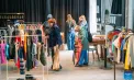 Fără bani, dar cu stil: cehii își schimbă hainele și obiectele de casă la „Swap Festival”, evenimentul bazat pe troc - VIDEO