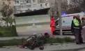 Un motociclist a fost lovit de o mașină pe o stradă din capitală. Poliția și ambulanța au intervenit - VIDEO