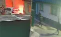 Momentul în care un automobil arde, după ce trei tineri l-au incendiat. Martor: „Era cât pe ce sa ardă și casa”. Filmul incidentului, surprins de camerele de supraveghere - VIDEO