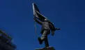 O statuie realizată de cunoscutul artist stradal Banksy a apărut în centrul Londrei. Opera a atras mii de curioși - VIDEO