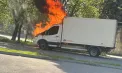 Un camion, cuprins de flăcări pe o stradă din capitală. Pompierii luptă cu focul - VIDEO