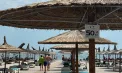 Grecia interzice șezlongurile și umbrelele de soare pe plaje pentru a limita supraturismul