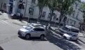 Clipe de groază la Tiraspol: un șofer a trecut la roșu cu viteză, a provocat un accident și a ajuns pe trotuar, la un pas de a spulbera mai mulți pietoni. Momentul, surprins de camerele de supraveghere - VIDEO