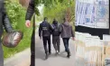 Se dădeau drept angajați ai băncilor și ai instituțiilor de drept: un tânăr din Tiraspol, implicat într-o schemă frauduloasă, reținut în flagrant în timp ce lua bani de la victime - VIDEO