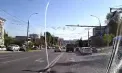 Manevră riscantă pe strada Mihai Viteazul din capitală: un șofer „grăbit” a ieșit pe contrasens pentru a vira la stânga. Momentul, surprins de o cameră de bord – VIDEO