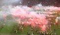 Haos total la derby-ul din Praga: fanii Slaviei au invadat terenul înainte de final, iar meciul cu Sparta a fost întrerupt după incidente violente - VIDEO