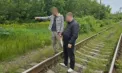 Cinci bărbați, prinși în flagrant la Bălți după ce au demontat radiatoare din locomotive și încercau să le fure: dețineau asupra lor arme - VIDEO