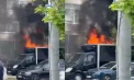 Fum negru și dens în Chișinău: o motoclicletă și două mașini, cuprinse de flăcări. Momentul când arde ca o torță - VIDEO