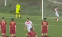 Autogol incredibil în fotbalul moldovenesc: un jucător întins pe gazon a deviat mingea în propria poartă, iar faza a devenit virală - VIDEO