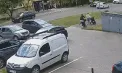 O femeie și fiica ei au fost lovite de doi tineri care se deplasau cu viteză pe o trotinetă electrică. Momentul, surprins de camerele de supraveghere – VIDEO