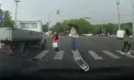 Un copil, la un pas de a fi lovit de o mașină pe o trecere de pietoni din capitală: șoferul a fost sancționat de poliție - VIDEO