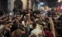 Nebunie în București înainte de concertul lui Max Korzh: zeci de fani cântă și dansează pe străzi înaintea spectacolului – VIDEO
